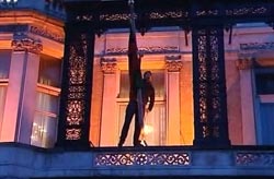 Муамар Каддафи не собирается отдавать власть.