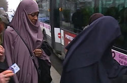 Во Франции женщину впервые оштрафовали за паранджу