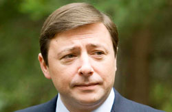 Хлопонин хочет следить за заграничными студентами