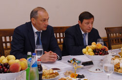 Встреча А. Хлопонина   и М.Магомедова  с семьей Максуда Садикова
