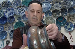 Коллекционер из Дербента собирает... тарелки