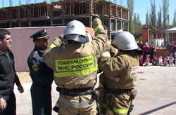 Пожарные пригласили детей на День открытых дверей