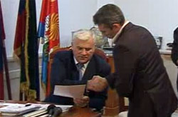 Учителям в преддверии праздника вручили грамоты и премии